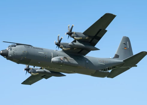 Nezināmi uzbrucēji raidīja pirotehnisku lādiņu pa Bundesvēra militāro transporta lidmašīnu C130.