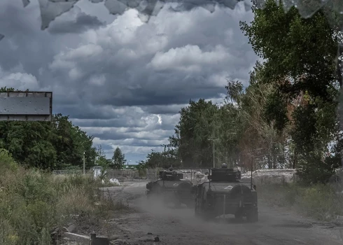 Ukrainas karavīri Sumu apgabalā brauc ar militārajiem transportlīdzekļiem robežšķērsošanas punktā ar Krieviju.