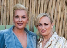Holivudas zvaigzne Rebela Vilsone un latviete Ramona Agruma atzīmē pirmo kāzu gadadienu