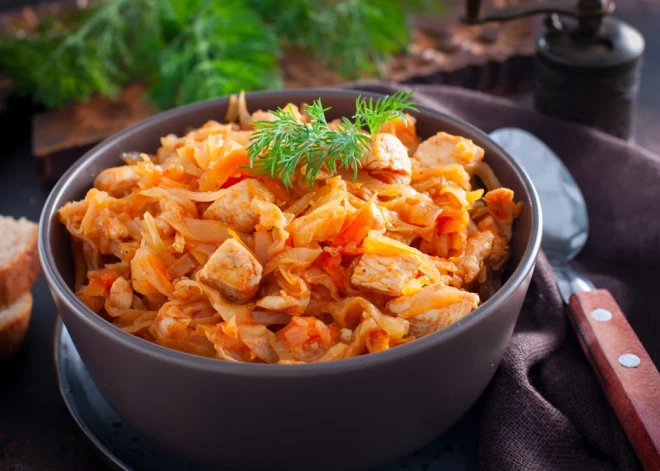 Как вкусно приготовить капусту? Аппетитный рецепт с курицей и овощами
