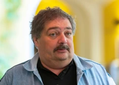 Обидевшийся на Латвию российский писатель Дмитрий Быков приговорен в РФ к 7 годам тюрьмы