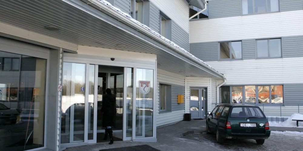 Kuldīgas slimnīcas parādes durvis.