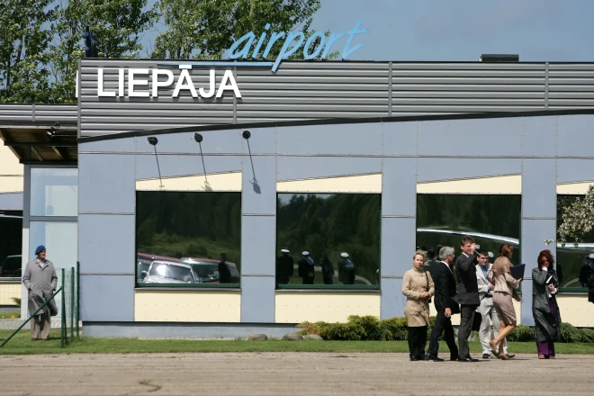 Pirmie uz līdz šim pēdējie Latvijas iekšzemes avioreisi no Rīgas tika sagaidīti Liepājas lidostā.