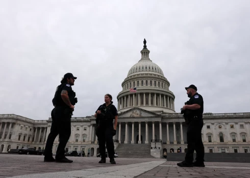 Senāta līderis Čaks Šūmers norāda, ka bez vienošanās par subsīdijām veselības aprūpei, “miljoniem amerikāņu veselības aprūpe vairs nebūs pieejama”.