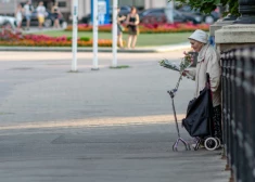 В странах ЕС определили людей, которые терпят больше всего лишений. Сколько таких оказалось в Латвии?