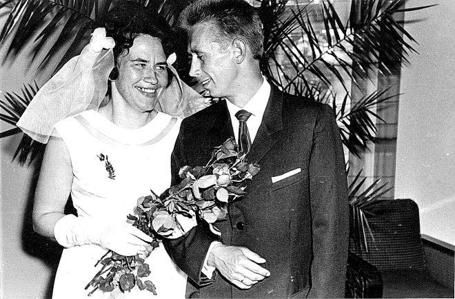 Kāzu dienā. Austra un Jānis kāzu dienā pirms 60 gadiem.