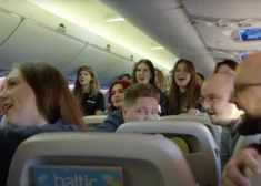 VIDEO: "airBaltic" pasažierus negaidīti pārsteidz jauktā kora "Maska" uzstāšanās