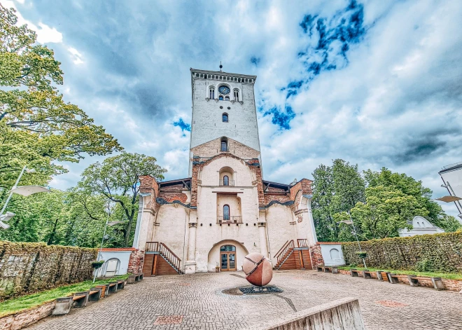 Башня церкви Святой Троицы в Елгаве перешла зимнее рабочее время