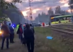 Briesmīga nelaime pie Imantas dzelzceļa stacijas: divas meitenes pakļuvušas zem vilciena, šķērsojot sliedes ar skūteri