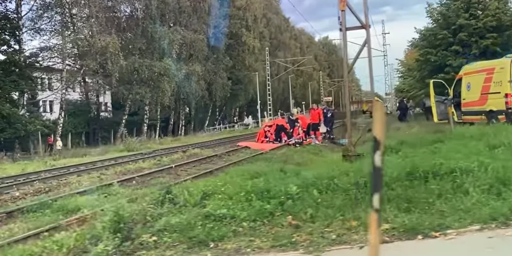 Nelaimes vieta pie Imantas dzelzceļa stacijas (ekrānuzņēmums no Eugene Osipov / Facebook video)