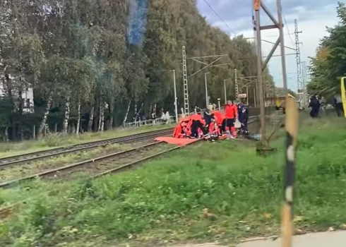 Nelaimes vieta pie Imantas dzelzceļa stacijas (ekrānuzņēmums no Eugene Osipov / Facebook video)