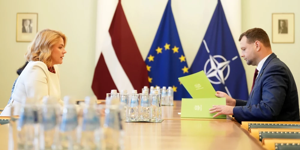 Ministru prezidente Evika Siliņa un labklājības ministrs Reinis Uzulnieks tikšanās laikā, kurā sniedz skaidrojumu premjerei saistībā ar pagājušās nedēļas balsojumu Saeimā par izstāšanos no Stambulas konvencijas (Eiropas Padomes Konvencija par vardarbības pret sievietēm un vardarbības ģimenē novēršanu un apkarošanu).