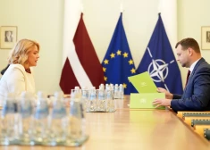 Ministru prezidente Evika Siliņa un labklājības ministrs Reinis Uzulnieks tikšanās laikā, kurā sniedz skaidrojumu premjerei saistībā ar pagājušās nedēļas balsojumu Saeimā par izstāšanos no Stambulas konvencijas (Eiropas Padomes Konvencija par vardarbības pret sievietēm un vardarbības ģimenē novēršanu un apkarošanu).