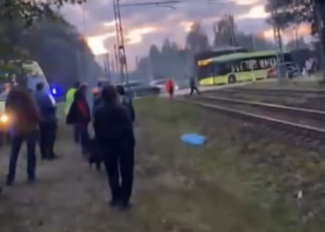 "Nelaimi varēja novērst!" Pēc divu meiteņu nāves pie Imantas dzelzceļa stacijas iedzīvotāji pieprasa rīcību