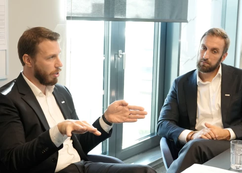 "RB Rail" valdes priekšsēdētājs Marko Kivila (no kreisās) un finanšu direktors Ojārs Daugavietis.