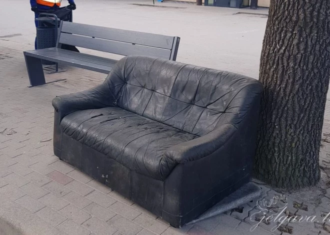 Sākoties rudens sezonai, vasarnieki pie tuvējām autobusu pieturām atbrīvojas no vairs nevajadzīgām lietām.