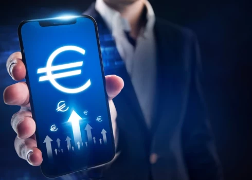 Деньги продолжают совершенствоваться.