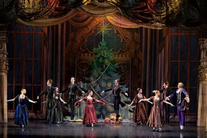 Чудесные костюмы и магия музыки.