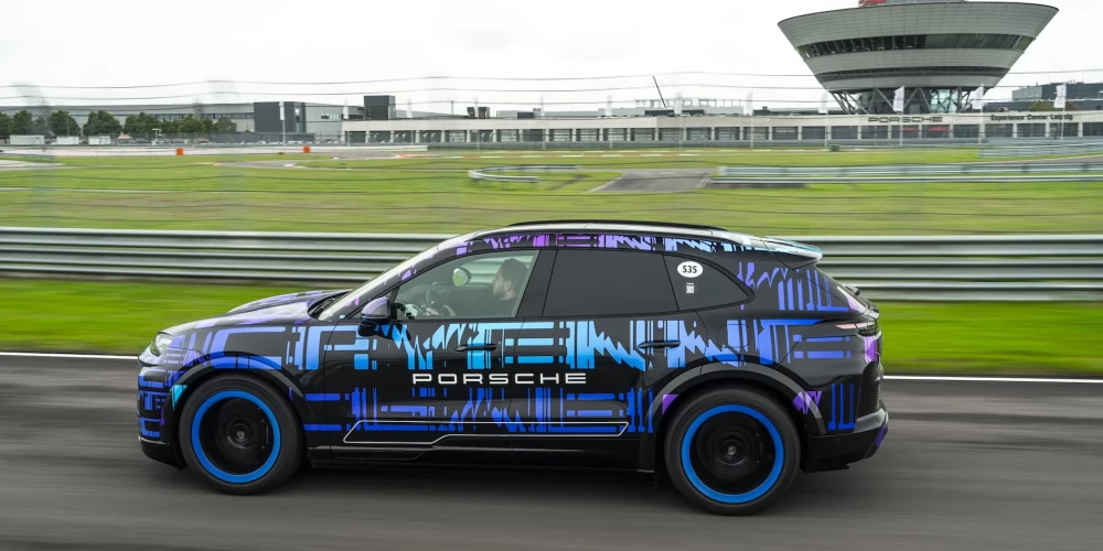Elektriskais "Porsche Cayenne" trasē.