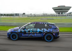 Gandrīz slepeni: braucam skatīties elektrisko "Porsche Cayenne"