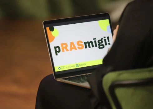 "pRASmīgi!" ir trīs ražotāju atbildības sistēmu apsaimniekotāju - SIA "Zaļā josta", AS "AJ Power Recycling" un SIA "Latvijas zaļais punkts" - kopīgi organizēta sociālā iniciatīva ar mērķi mudināt uzņēmējus un sabiedrību domāt par atbildīgu ražošanu, patēriņu un pārstrādi, lai samazinātu atstāto vides pēdu.