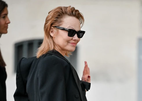 Jā, jā, tā tiešām ir Pamela Andersone! Lūk, cik ļoti cilvēku spēj izmainīt frizūra un cita matu krāsa.