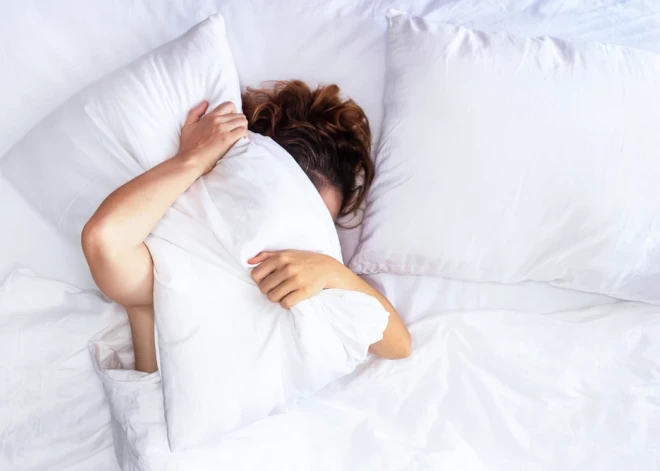 Ejot gulēt, mēdz fonā uzlikt mūziku vai dabas skaņas? Miega speciāliste skaidro, cik labi vai slikti tas ir