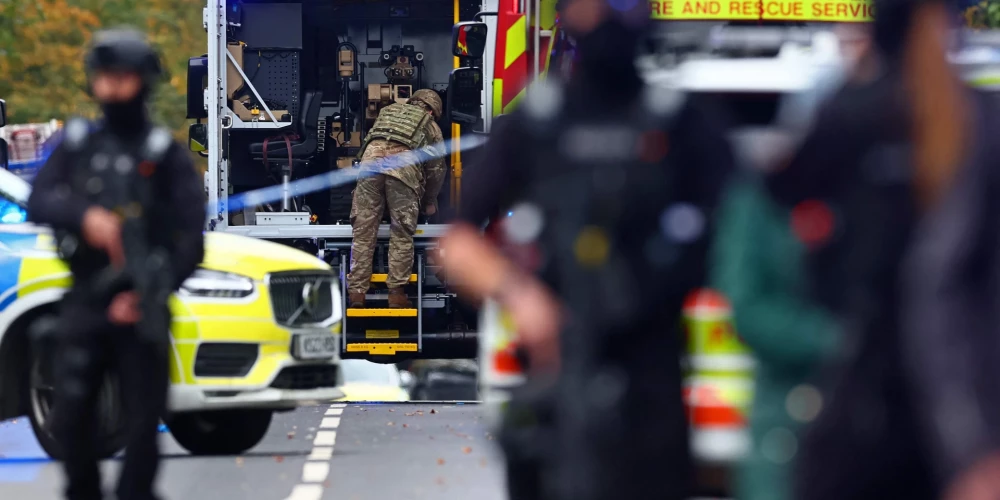 Britu armijas vienība gatavojas neitralizēt spridzekli pēc terorista uzbrukumam Mančestras sinagogai