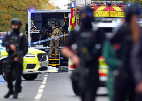 Britu armijas vienība gatavojas neitralizēt spridzekli pēc terorista uzbrukumam Mančestras sinagogai