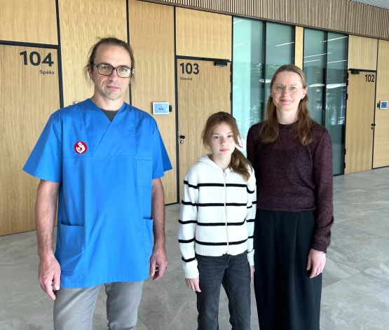 Bērnu slimnīcas Bērnu kardioloģijas un kardioķirurģijas klīnikas vadītājs Valts Ozoliņš, paciente un viņas mamma pēc veiksmīgi noritējušas procedūras (publicitātes foto)