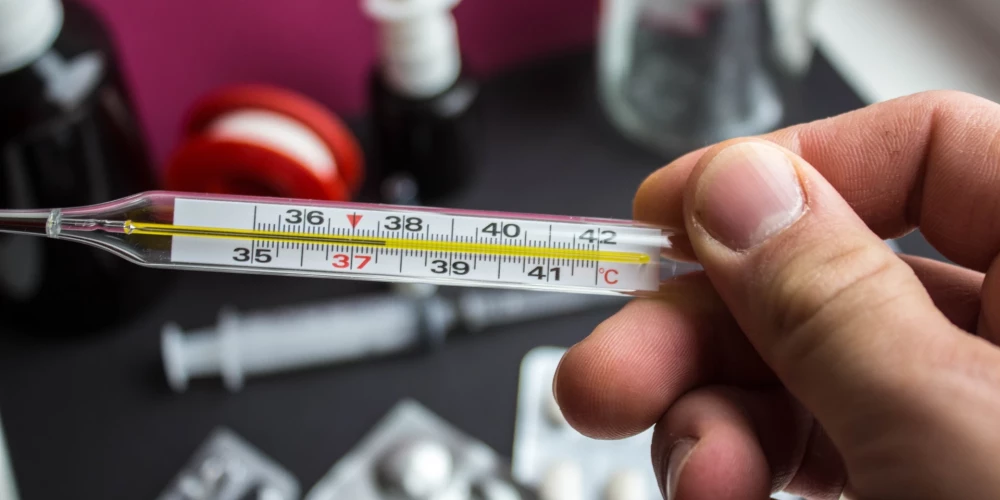 Ja ir paaugstināta ķermeņa temperatūra, jāpaliek mājās. 