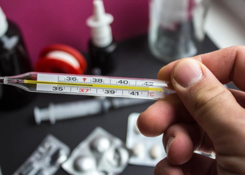 Ja ir paaugstināta ķermeņa temperatūra, jāpaliek mājās.