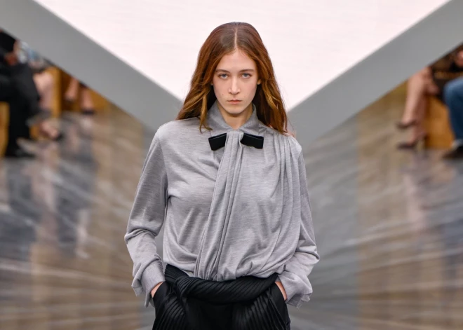 Nikolas Kidmenas meita Sandeja Rouza Parīzes modes nedēļas “Dior” skatē 2025. gada 1. oktobrī