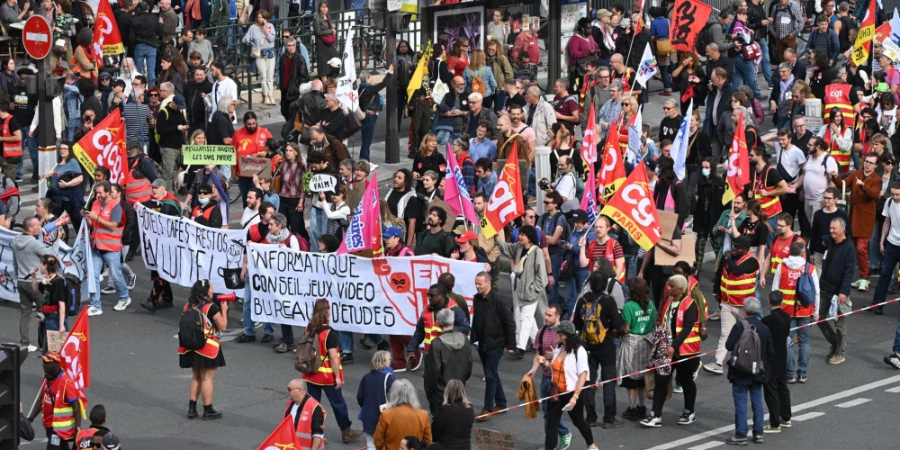 Francijā tūkstoši protestē pret taupības pasākumiem. 