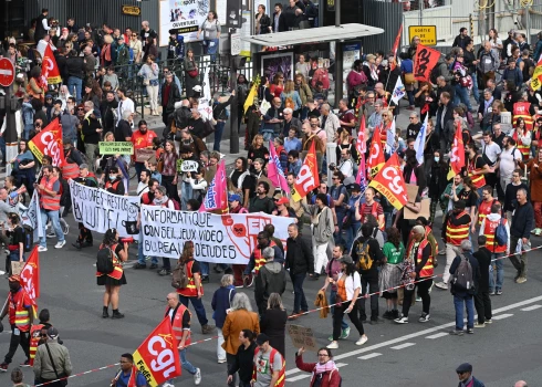 Francijā tūkstoši protestē pret taupības pasākumiem. 