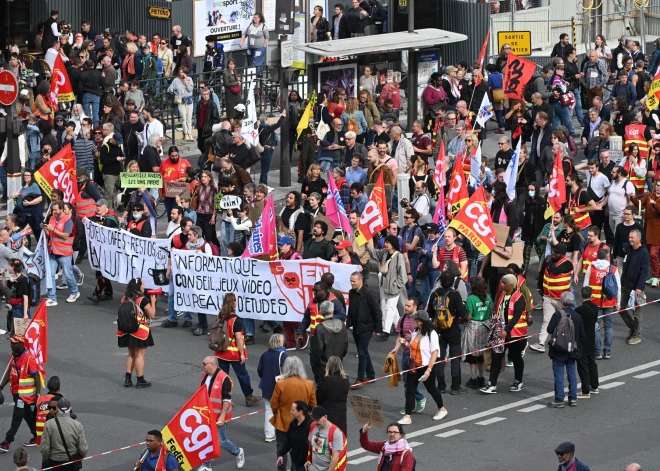 Francijā tūkstoši protestē pret taupības pasākumiem