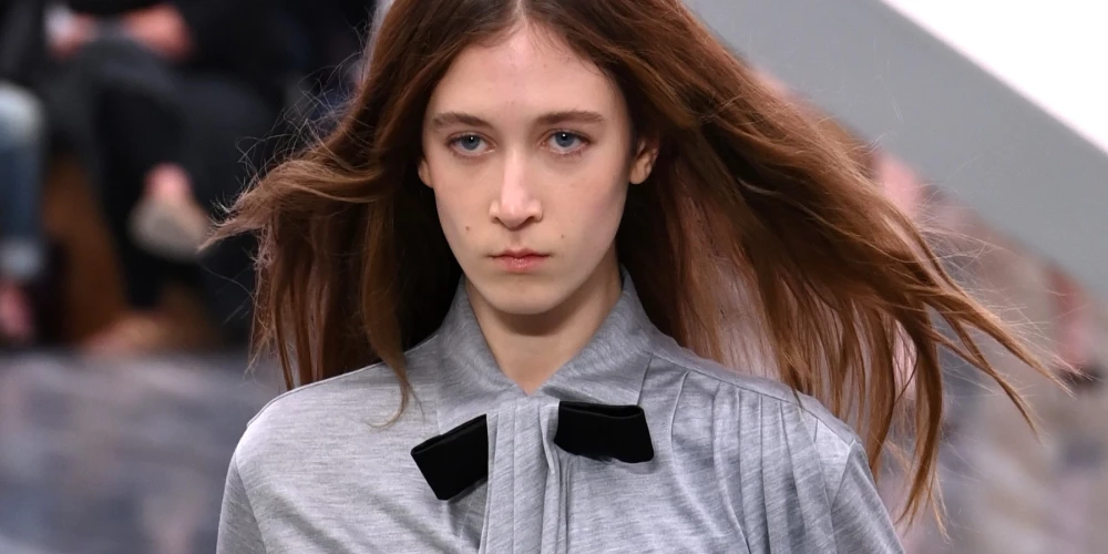 Nikolas Kidmenas un Kīta Urbana meita Sandeja Rouza Parīzes modes nedēļas “Dior” skatē 2025. gada 1. oktobrī.