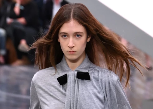 Nikolas Kidmenas un Kīta Urbana meita Sandeja Rouza Parīzes modes nedēļas “Dior” skatē 2025. gada 1. oktobrī.