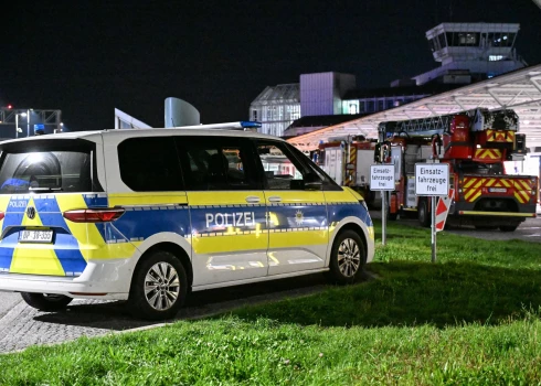 Minhenes lidostā atcelti reisi dronu dēļ.