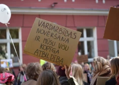 Latvija iesniedz pirmo ziņojumu par Stambulas konvenciju: katru gadu palīdzība sniegta simtiem vardarbībā cietušo sieviešu un bērnu