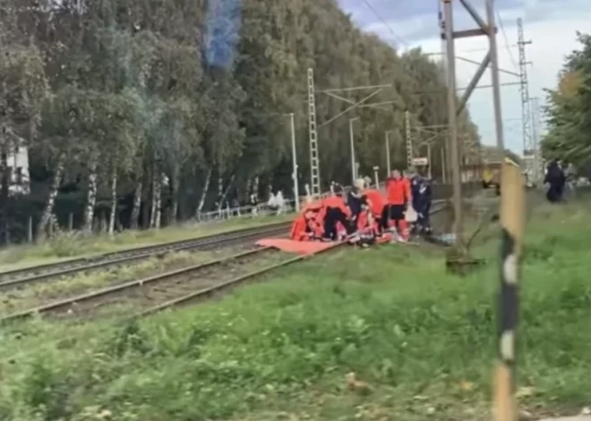 “Meitenes neredzēja nākamo vilcienu” – aculiecinieki uzsver, ka traģēdiju pie Imantas izraisīja divu vilcienu sakritība