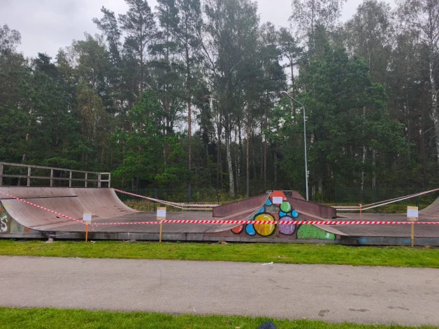 Vandalisma un bojājumu dēļ uz nenoteiktu laiku slēgts Jaunolaines skeitparks.