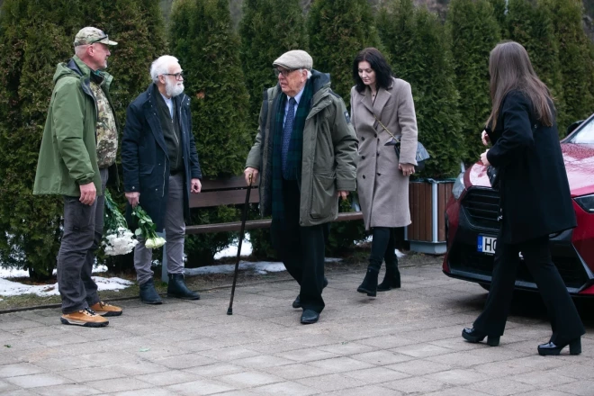 Раймонд Паулс на похоронах своей сестры Эдите.