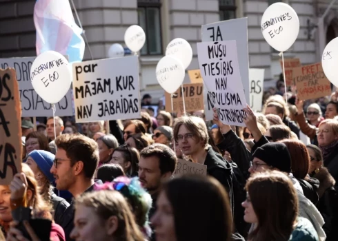 Nepilnas diennakts laikā Stambulas konvencijas atbalstam savākti gandrīz 4000 parakstu.