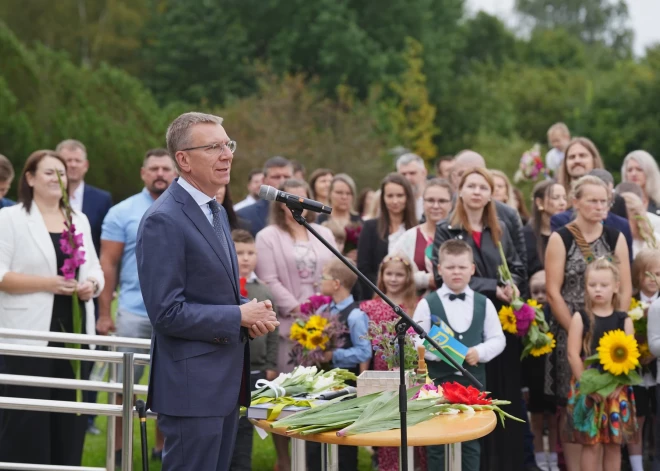 “Nekas nav svarīgāks par drošu un atvērtu skolu” – Rinkēvičs sveic pedagogus Skolotāju dienā