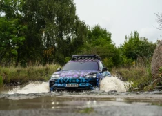Gandrīz slepeni: braucam skatīties elektrisko "Porsche Cayenne". FOTO