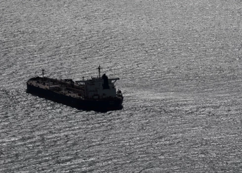 Francijā aizturētajam Krievijas ēnu flotes tankkuģim atļauts turpināt ceļu.