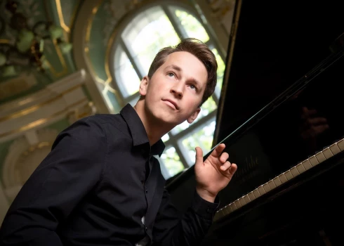 viens no daudzsološākajiem Latvijas jaunās paaudzes pianistiem – Daumants Liepiņš.