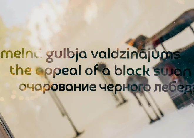 Čehova teātra galerijā atklāta izstāde “Melnā gulbja valdzinājums”.