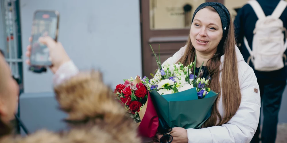 Čehova teātra galerijā atklāta izstāde “Melnā gulbja valdzinājums”.